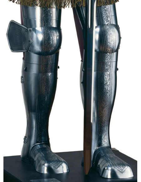 Armure en argent naturel avec gravures, panache de plumes et épée dans les mains