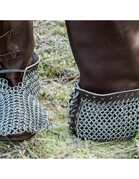 Solerets en cotte de mailles à lacets...