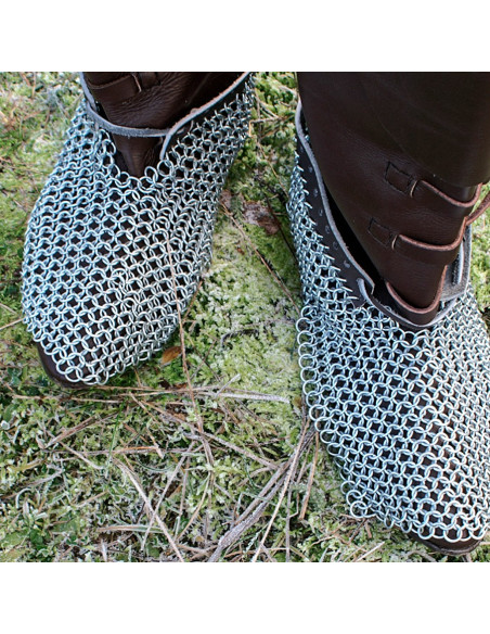 Solerets en cotte de mailles à lacets...