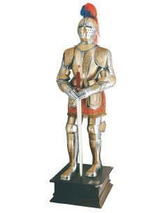 Armure naturelle en argent avec gravures dorées et épée dans les mains 2