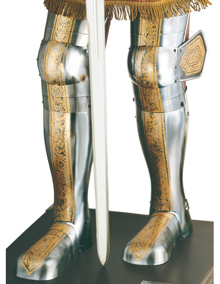 Armure naturelle en argent avec gravures dorées et épée dans les mains