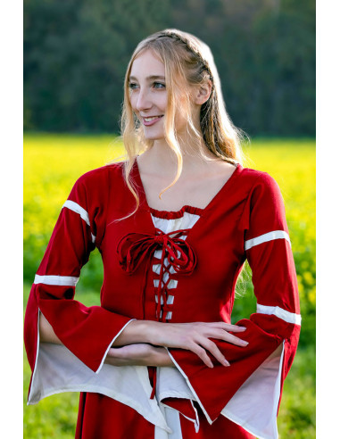 Femme en robe médiévale rouge-crème