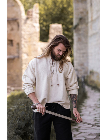 dentelles épaisses de chemise médiévale