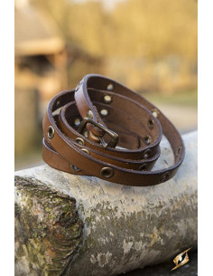 Bracelet multi lanières en cuir marron, 125 cm.