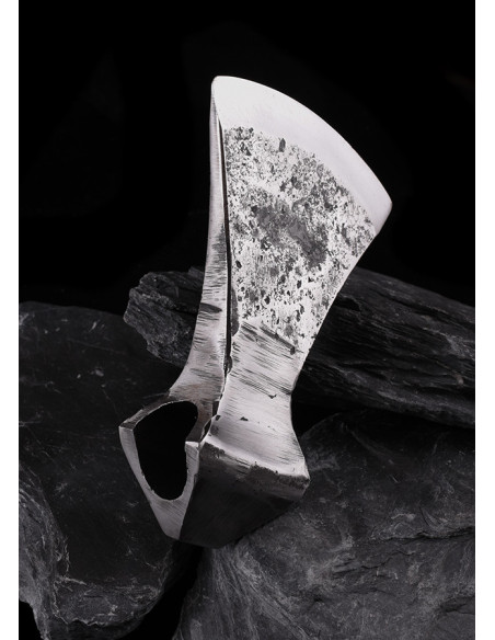 Tête de hache médiévale à tranchant...