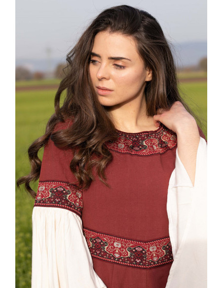 Robe médiévale noble Yala, avec dentelle