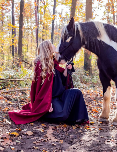 Cape médiévale avec broderie et...