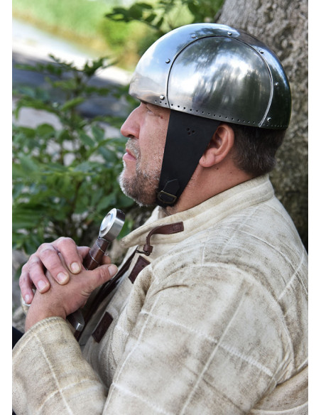Casque médiéval fonctionnel simple...