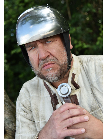 Casque médiéval fonctionnel simple...