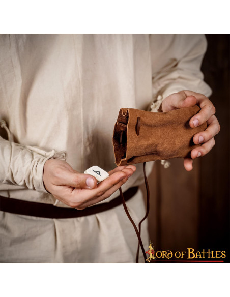 Ensemble de 25 runes d'os magiques...