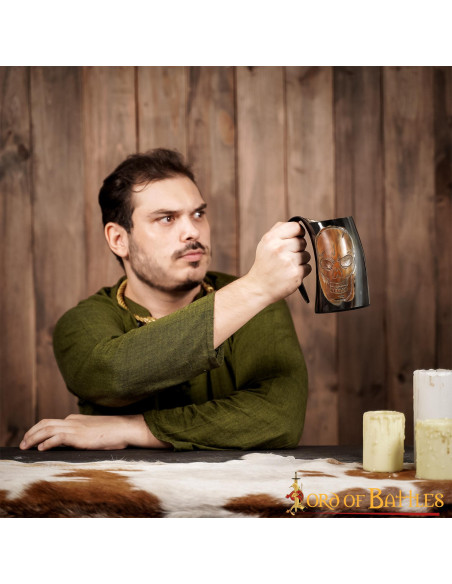 Chope à bière viking avec tête de...