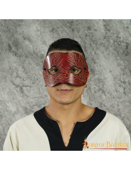 Masque en cuir rouge avec motifs de...