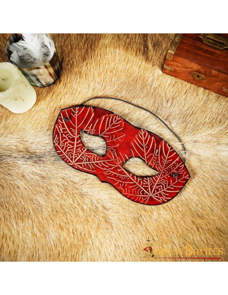 Masque en cuir rouge avec motifs de...