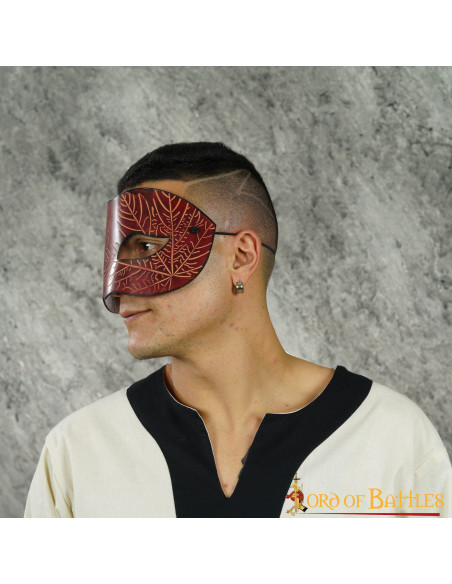 Masque en cuir rouge avec motifs de...