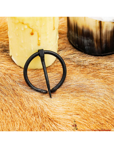 Fibule de cape médiévale en fer forgé