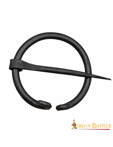 Fibule de cape médiévale en fer forgé