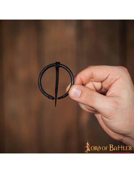 Fibule de cape médiévale en fer forgé