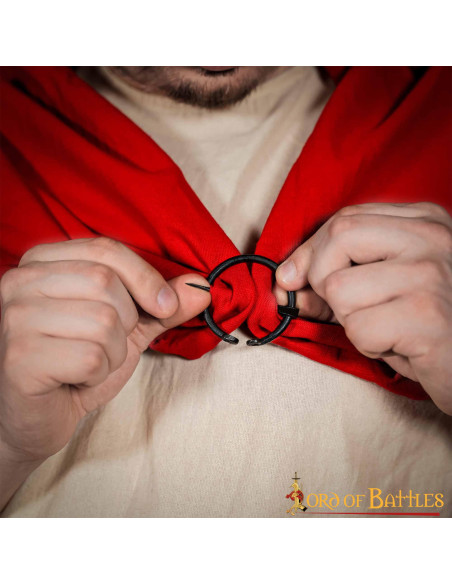 Fibule de cape médiévale en fer forgé