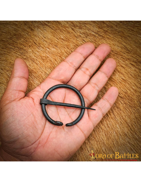 Fibule de cape médiévale en fer forgé