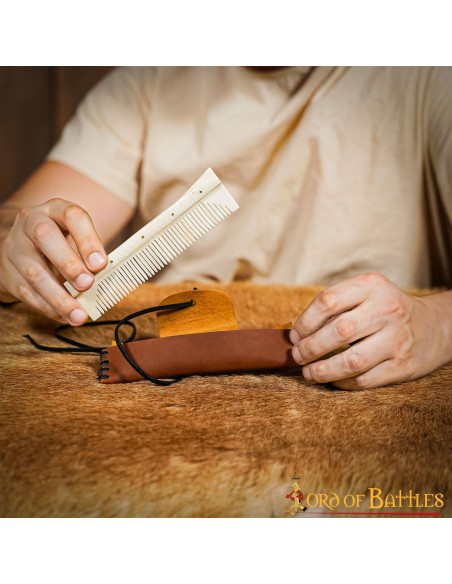 Peigne médiéval en os avec fourreau...