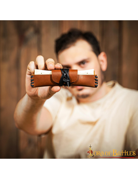 Peigne médiéval en os avec fourreau...