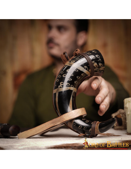 Corne à boire avec cordon en cuir