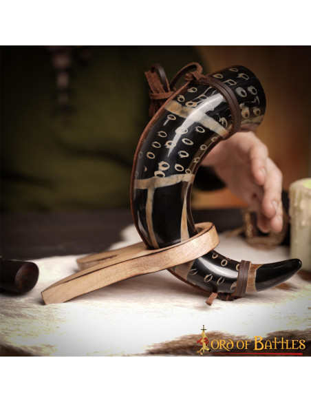 Corne à boire avec cordon en cuir