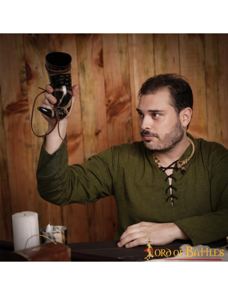 Corne à boire avec cordon en cuir