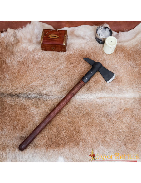 Hache d'embarquement pirate avec tête...