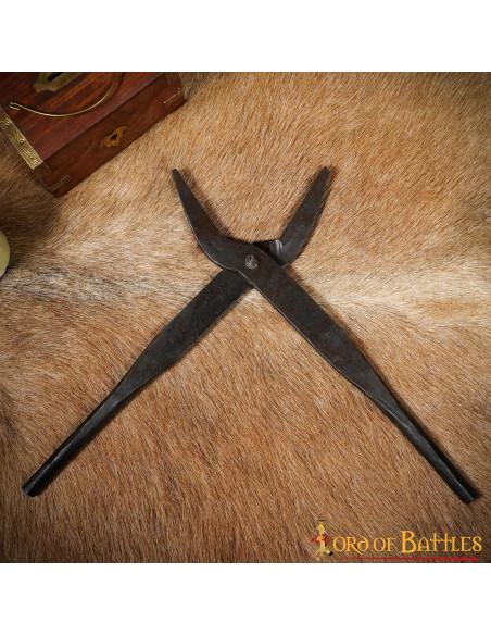 Pince médiévale en fer forgé