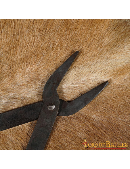 Pince médiévale en fer forgé