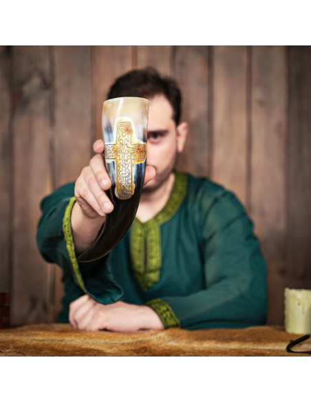 Corne viking avec croix gravée,...