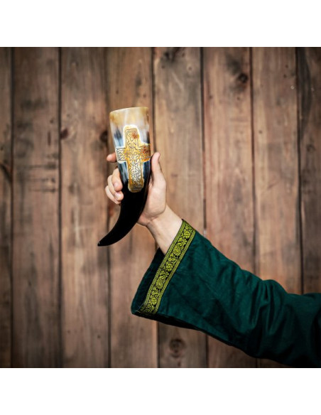 Corne viking avec croix gravée,...