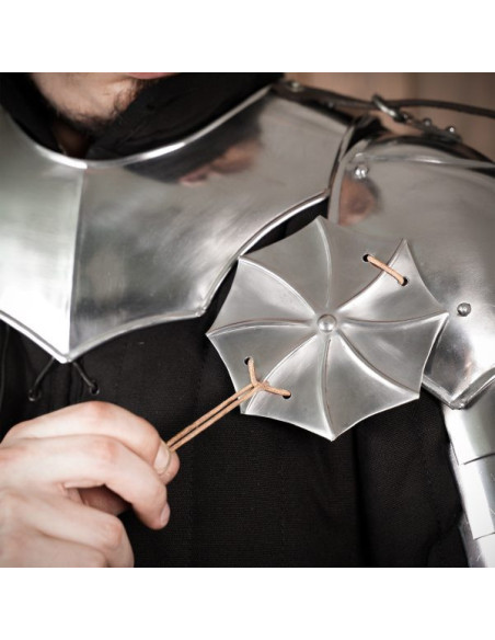 Épaulières médiévales avec boucliers