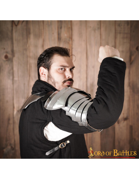 Épaulières médiévales avec boucliers