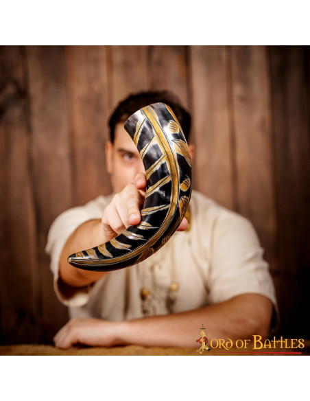 Corne viking avec motifs gravés...
