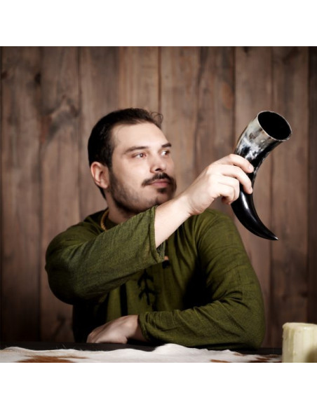 Corne à boire viking avec motif de...