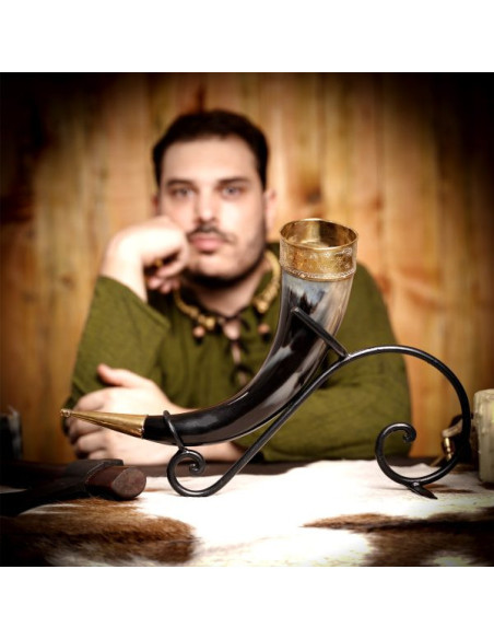 Corne à boire viking avec décorations...