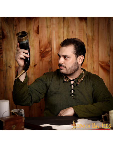 Corne à boire viking avec décorations...