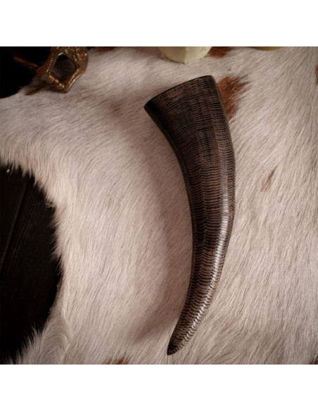 Corne à boire viking avec écailles...