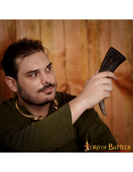 Corne à boire viking avec écailles...