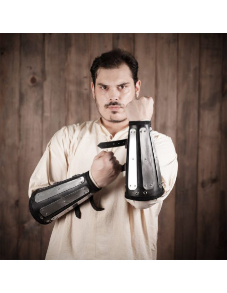 Bracelets en cuir avec protections en...