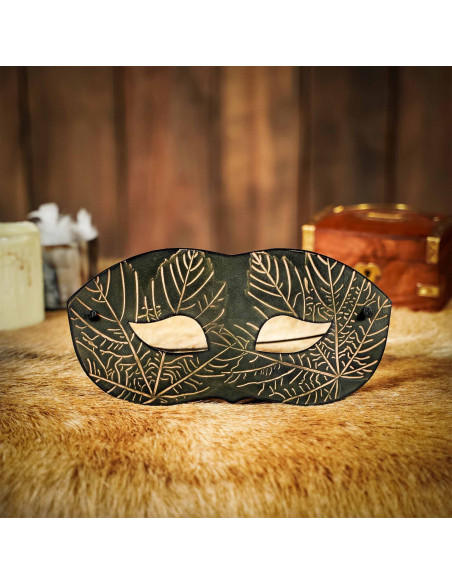 Masque en cuir vert avec motifs de...