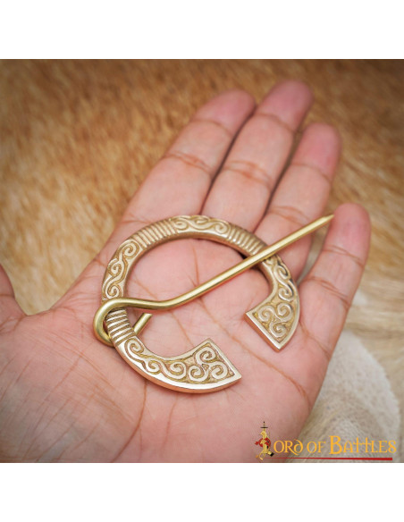 Fibule celtique en laiton (7,5x5 cm.)