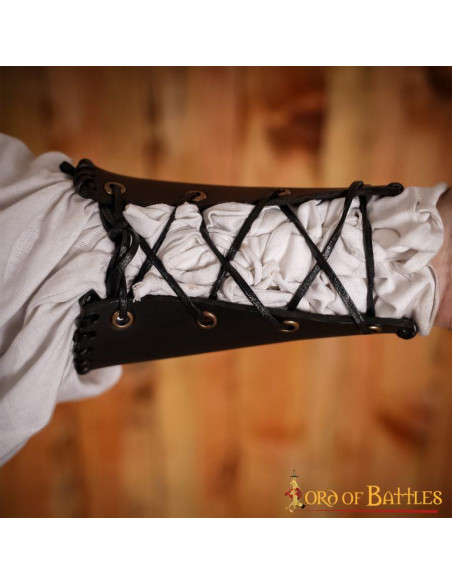 Bracelets médiévaux avec porte-couteau