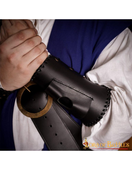 Bracelets médiévaux avec porte-couteau