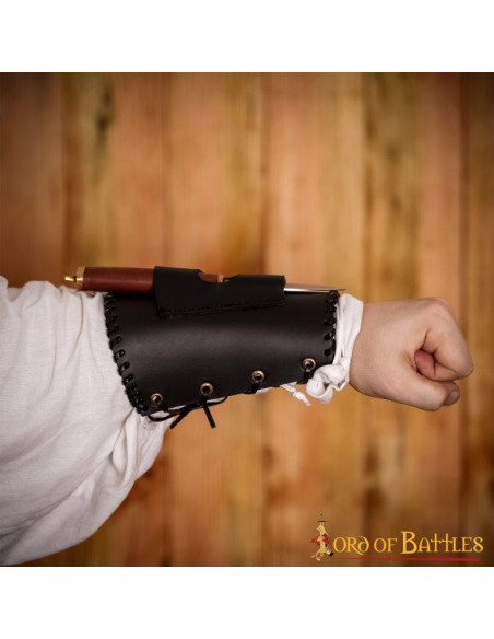 Bracelets médiévaux avec porte-couteau