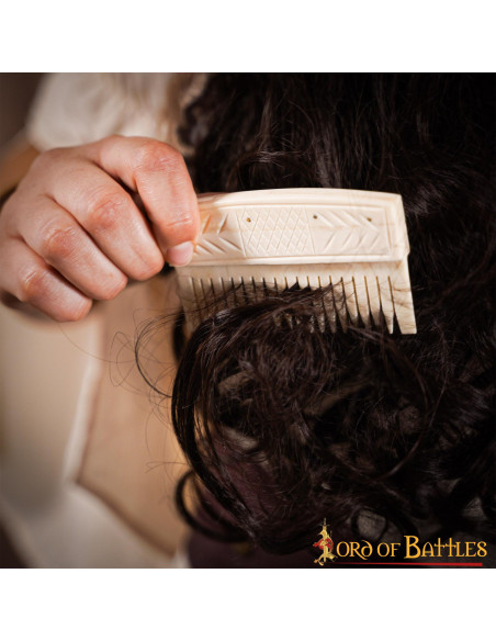 Peigne médiéval en os pour femme...