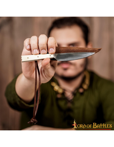 Couteau médiéval avec manche en os...