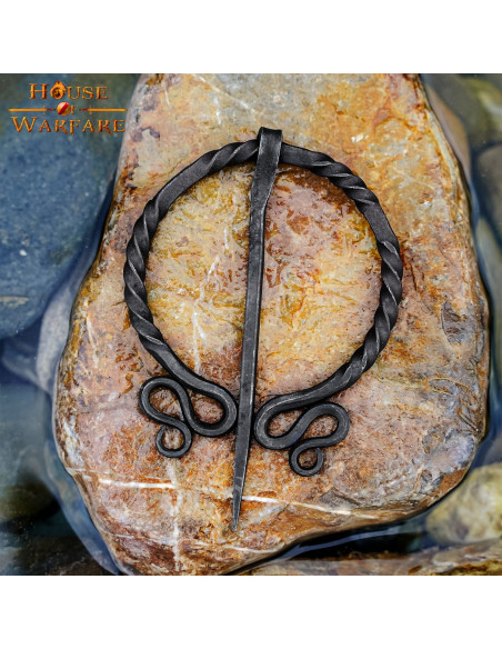 Fibule historique d'elfe forgée à la...